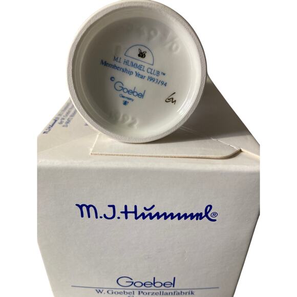 Hummel Goebel A Sweet Offering 549/3/0 With a Hummel Box - Picture 5 of 5